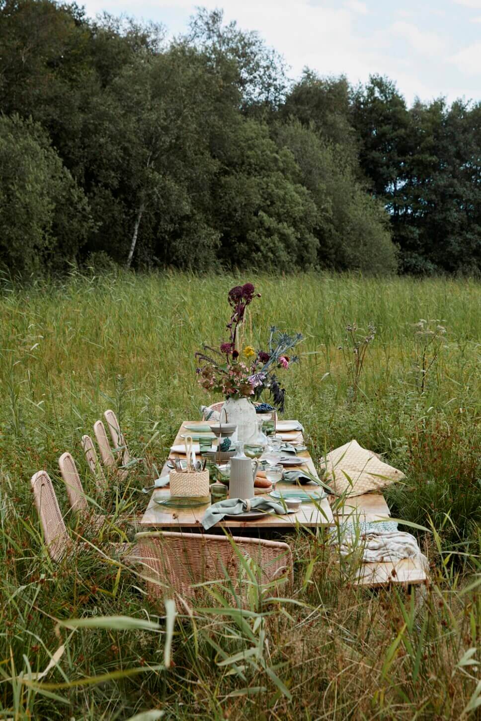 Sommerlich gedeckter Tisch im Garten