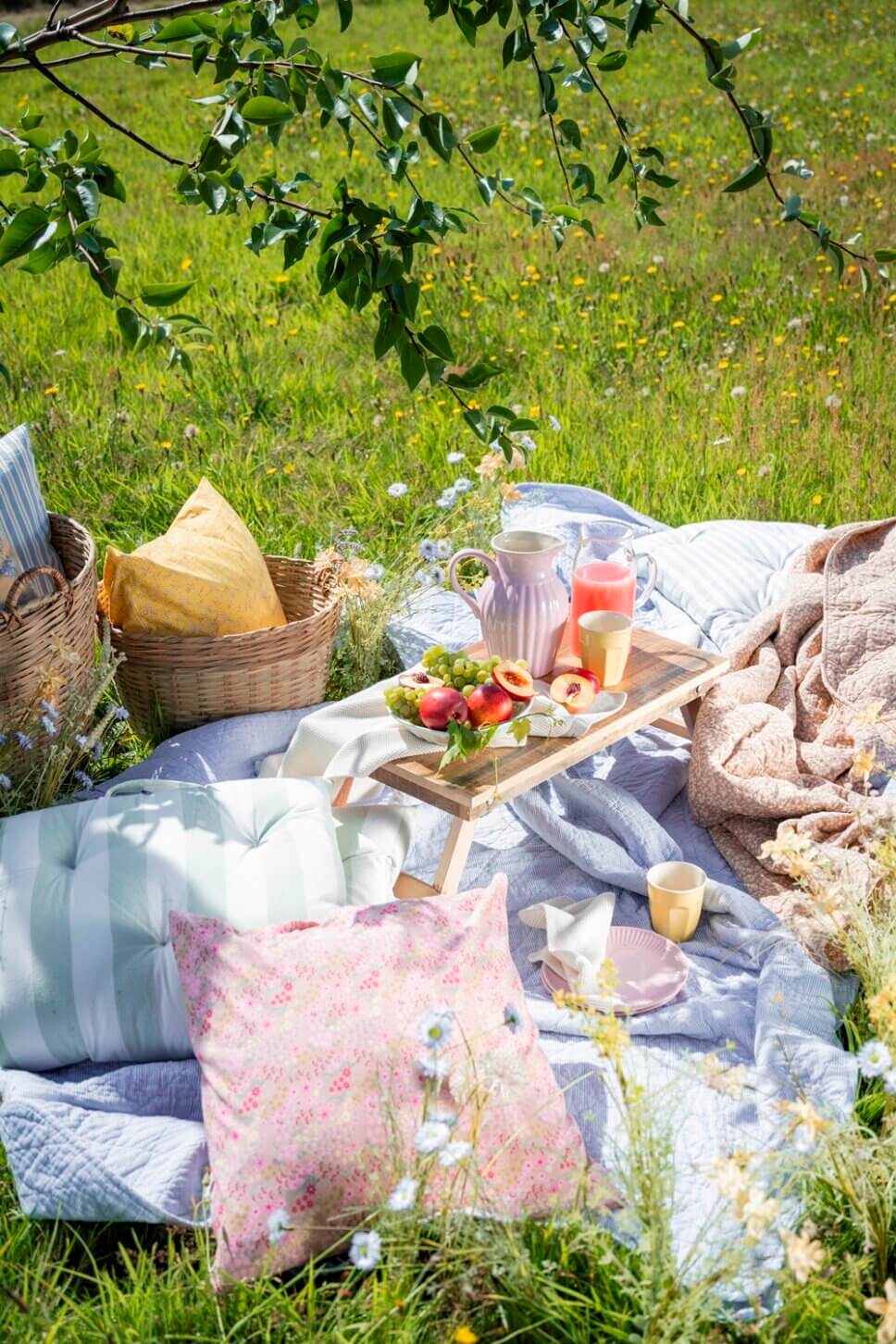 Sommerlich gedeckter Tisch im Garten