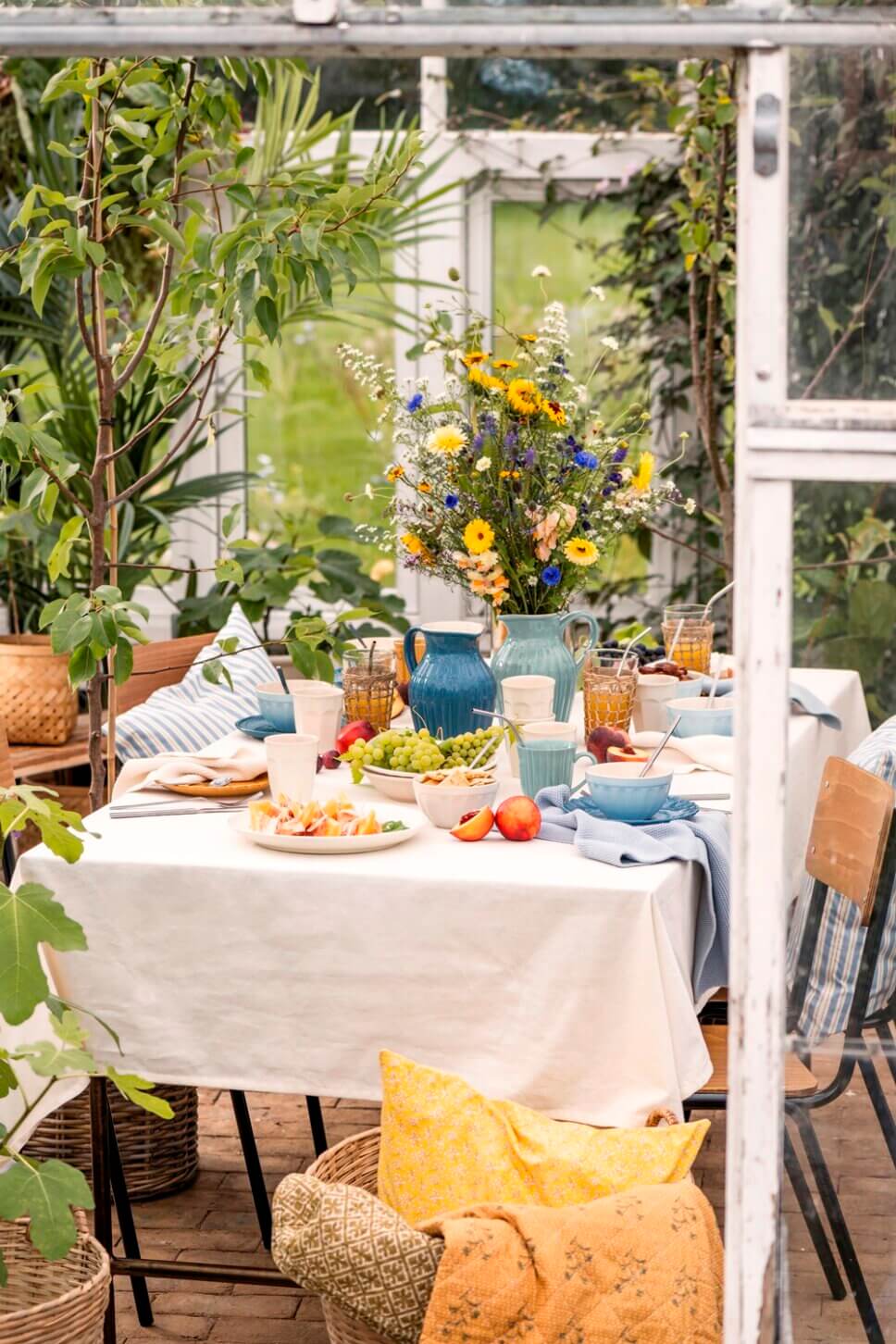 Sommerlich gedeckter Tisch im Garten