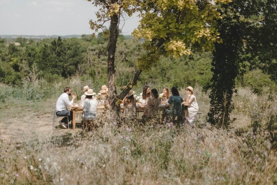 Sommerlich gedeckter Tisch im Garten