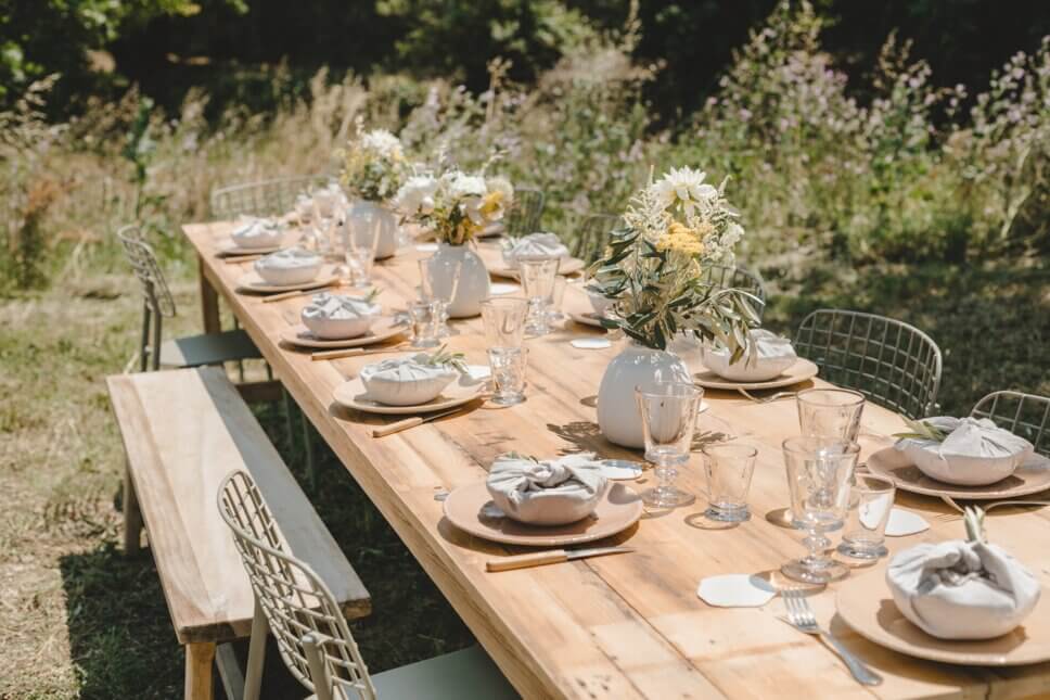 Sommerlich gedeckter Tisch im Garten