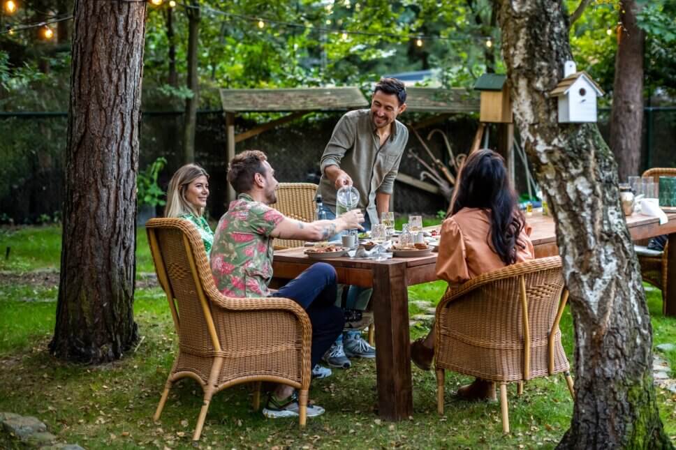 Sommerlich gedeckter Tisch im Garten