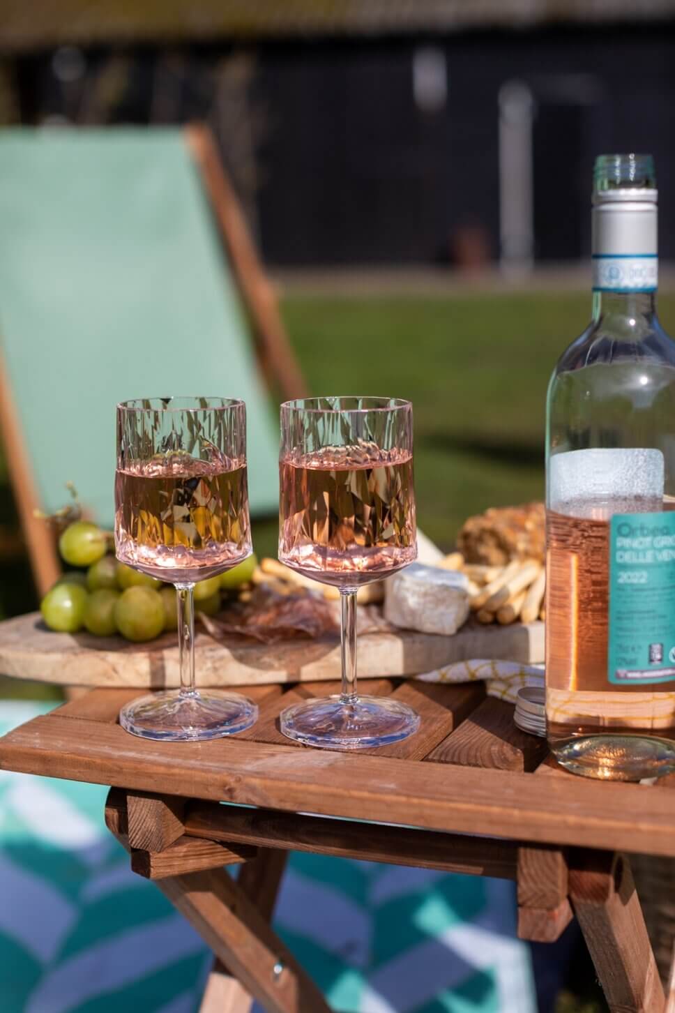Sommerlich gedeckter Tisch im Garten