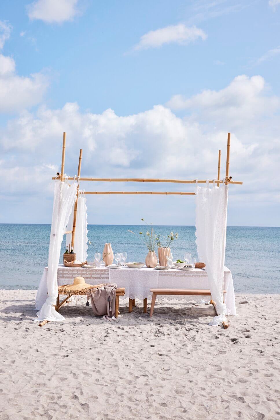 Sommerlich gedeckter Tisch im Strand