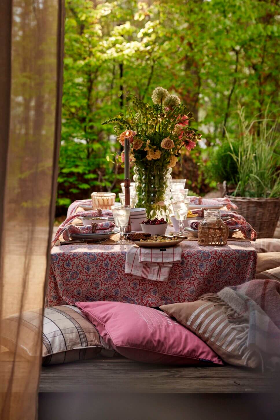 Sommerlich gedeckter Tisch im Garten
