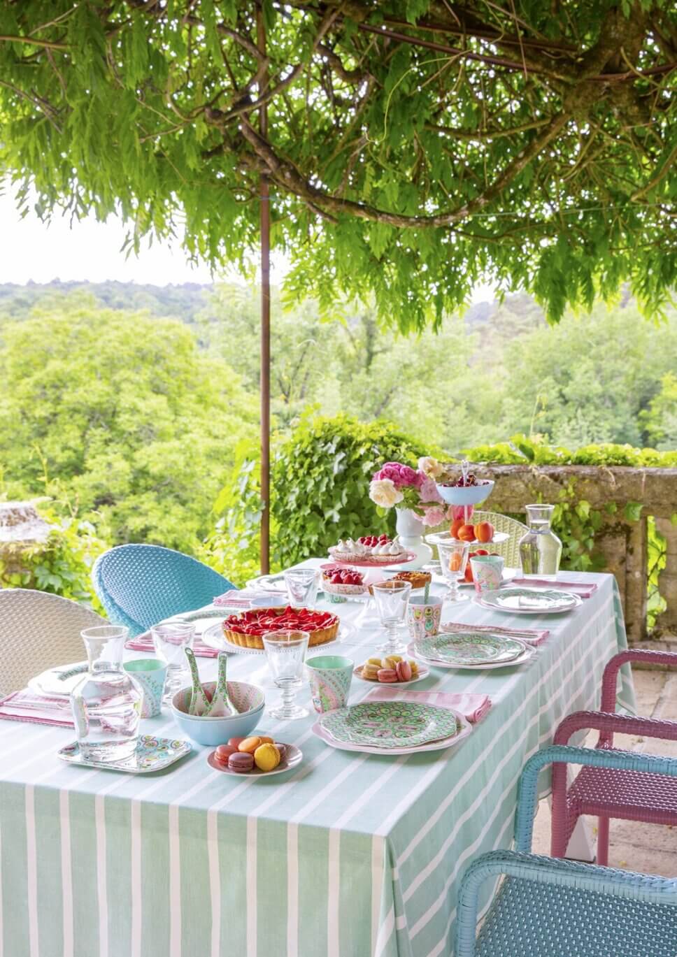 Sommerlich gedeckter Tisch im Garten