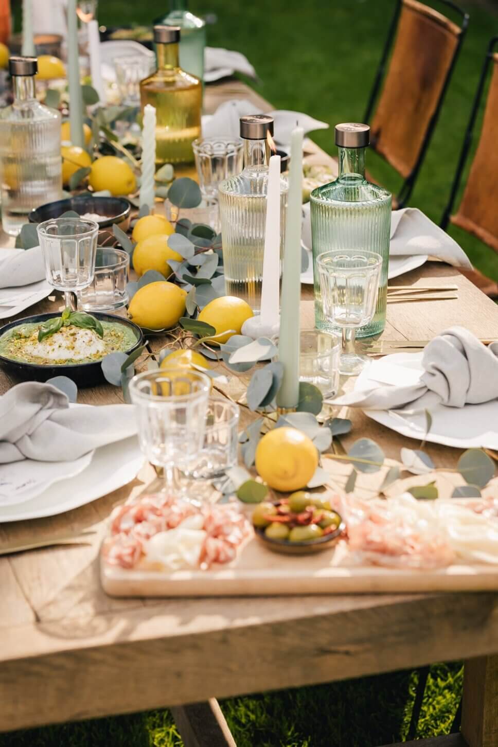 Sommerlich gedeckter Tisch im Garten