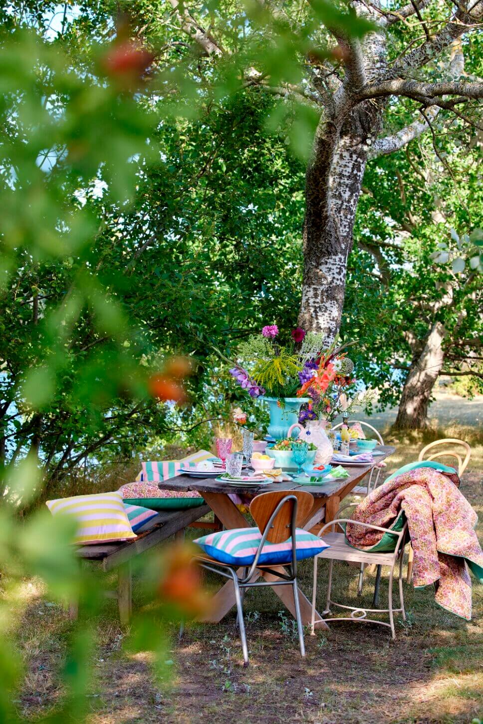 Sommerlich gedeckter Tisch im Garten