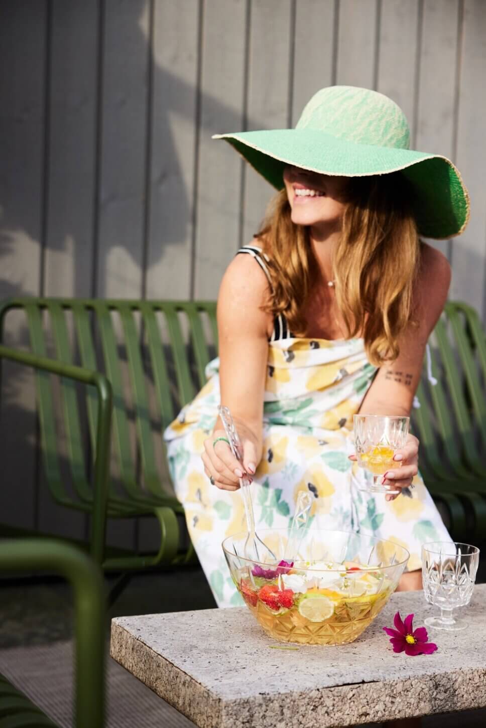 Sommerlich gedeckter Tisch im Garten