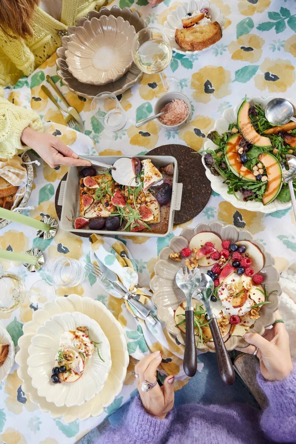 Sommerlich gedeckter Tisch im Garten