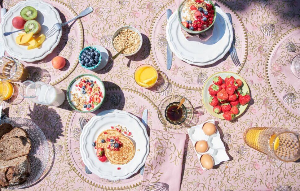 Sommerlich gedeckter Tisch im Garten