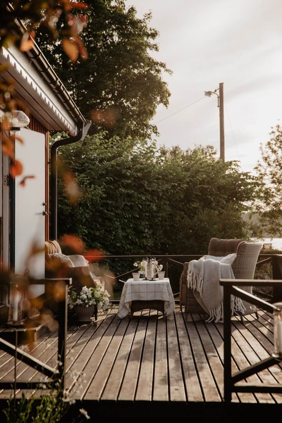 Sommerlich gedeckter Tisch im Garten