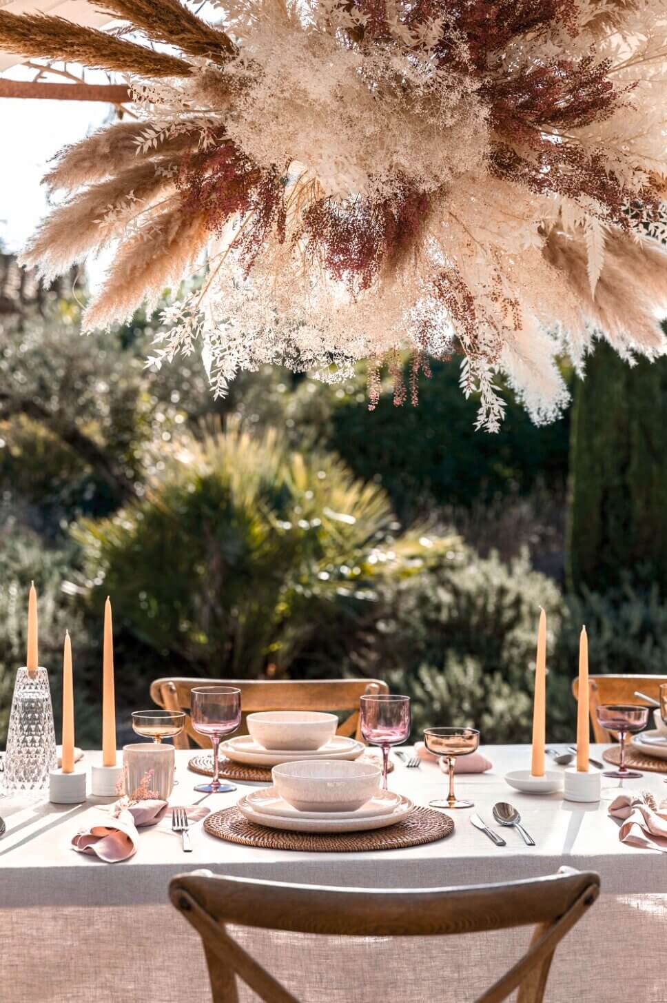 Sommerlich gedeckter Tisch im Garten