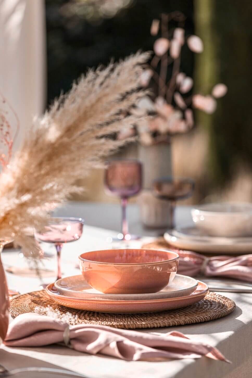Sommerlich gedeckter Tisch im Garten
