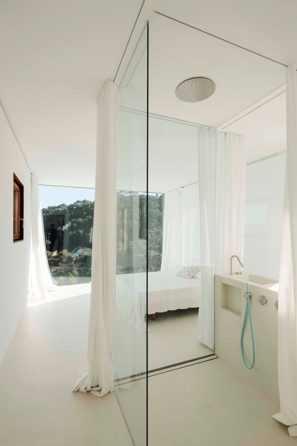 Moderner Wasserhahn an eienm freistehenden Waschbecken in einem puristisch eingerichtetem Schlafzimmer in einem modernen Haus auf Mallorca