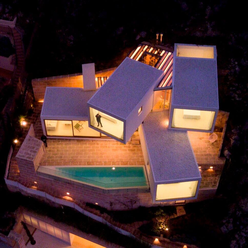 Ungewöhnliche moderne Architektur aus vier Quadern in den Hang der Küstenlandschaft von Mallorca gebaut