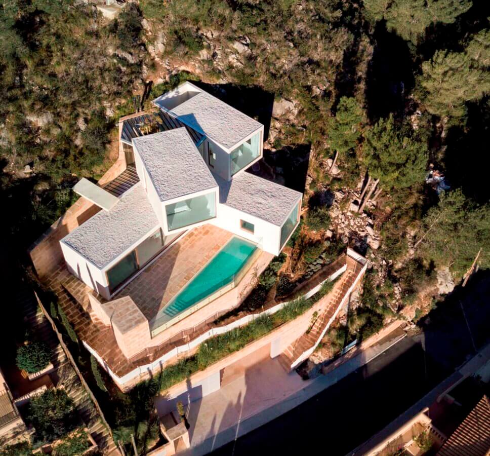 Ungewöhnliche moderne Architektur aus vier Quadern in den Hang der Küstenlandschaft von Mallorca gebaut
