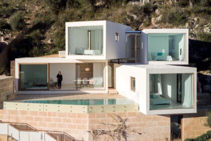 Ungewöhnliche moderne Architektur aus vier Quadern in den Hang der Küstenlandschaft von Mallorca gebaut