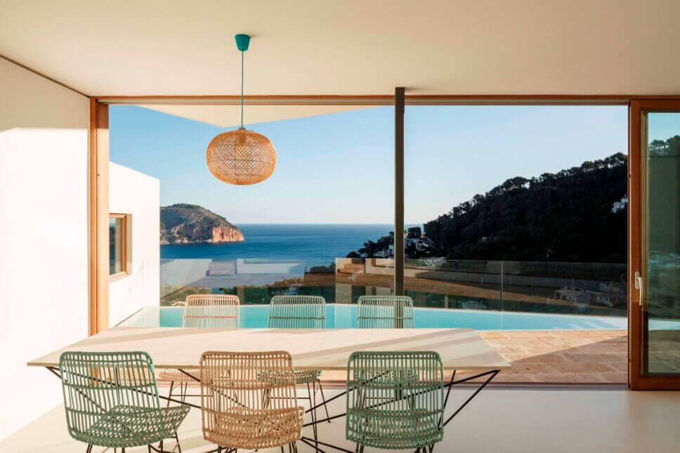 Ausblick aus Panoramafenster auf Meer und Küstenlandschaft von Mallorca