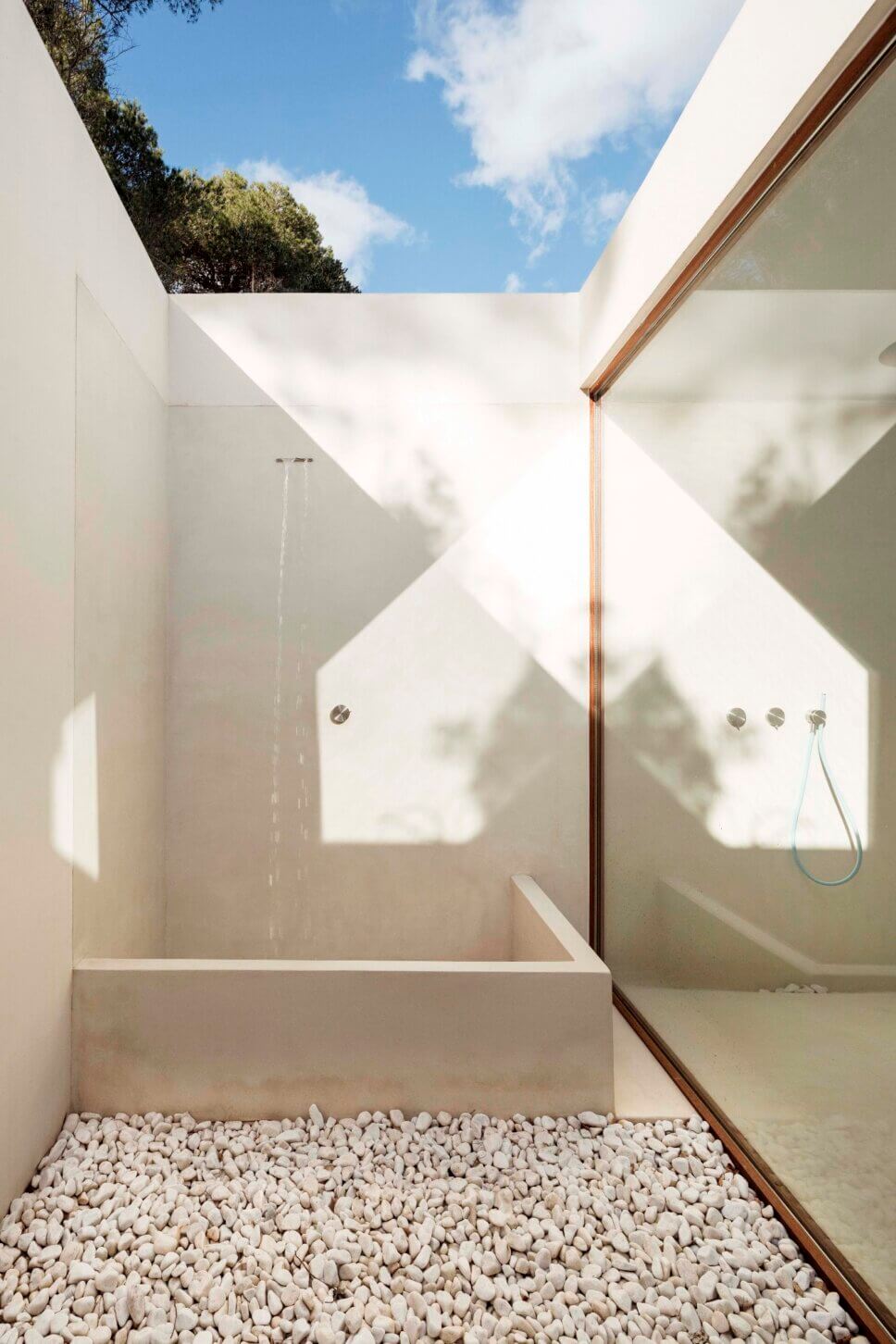 Moderner Außendusche in einem modernen Haus auf Mallorca