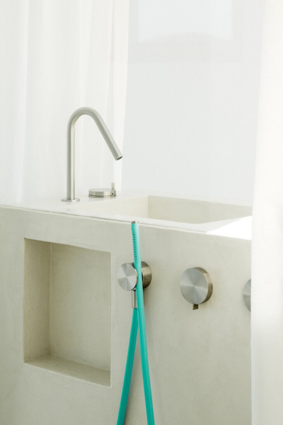 Moderner Wasserhahn an eienm freistehenden Waschbecken in einem puristisch eingerichtetem Schlafzimmer in einem modernen Haus auf Mallorca