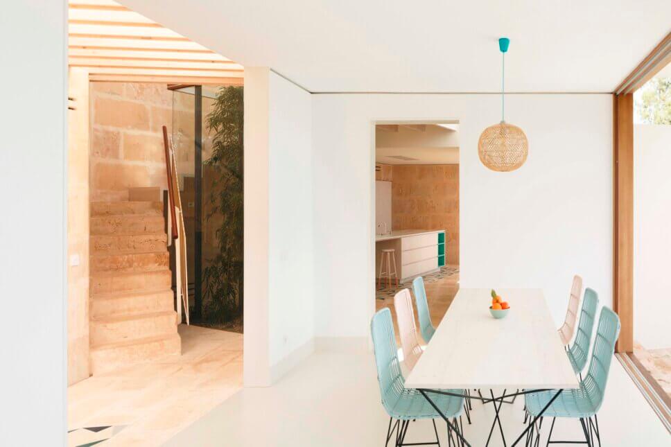 Offen gestalteter Wohnraum mit Flur, Patio, Küche udn Esszimmer in einem modernen Haus auf Mallorca