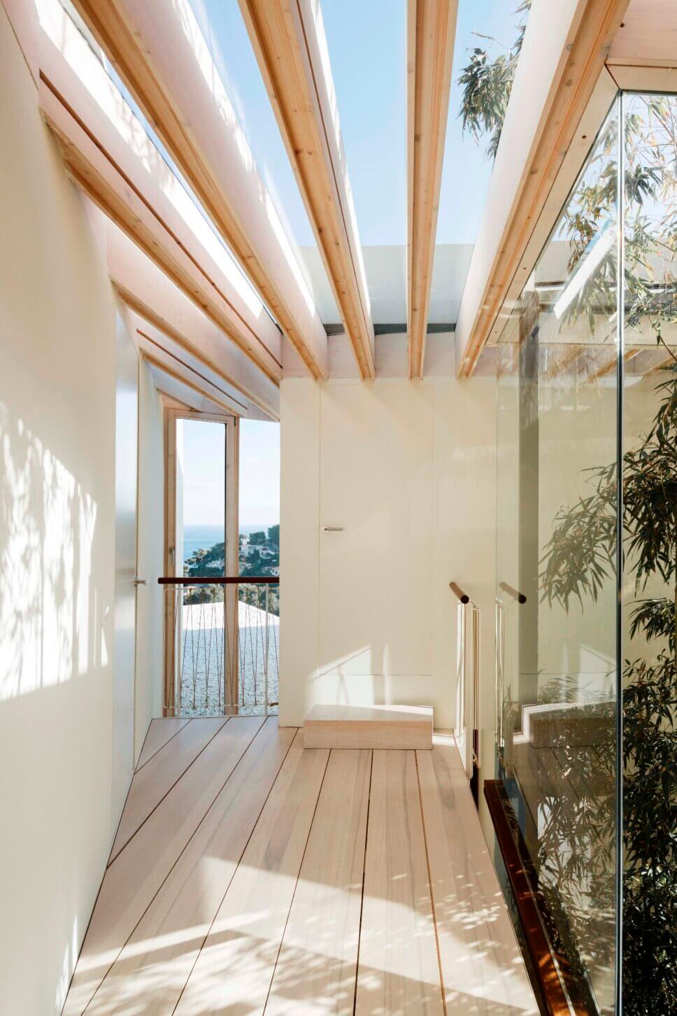 Offen gestalteter Flur mit Patio in einem modernen Haus auf Mallorca