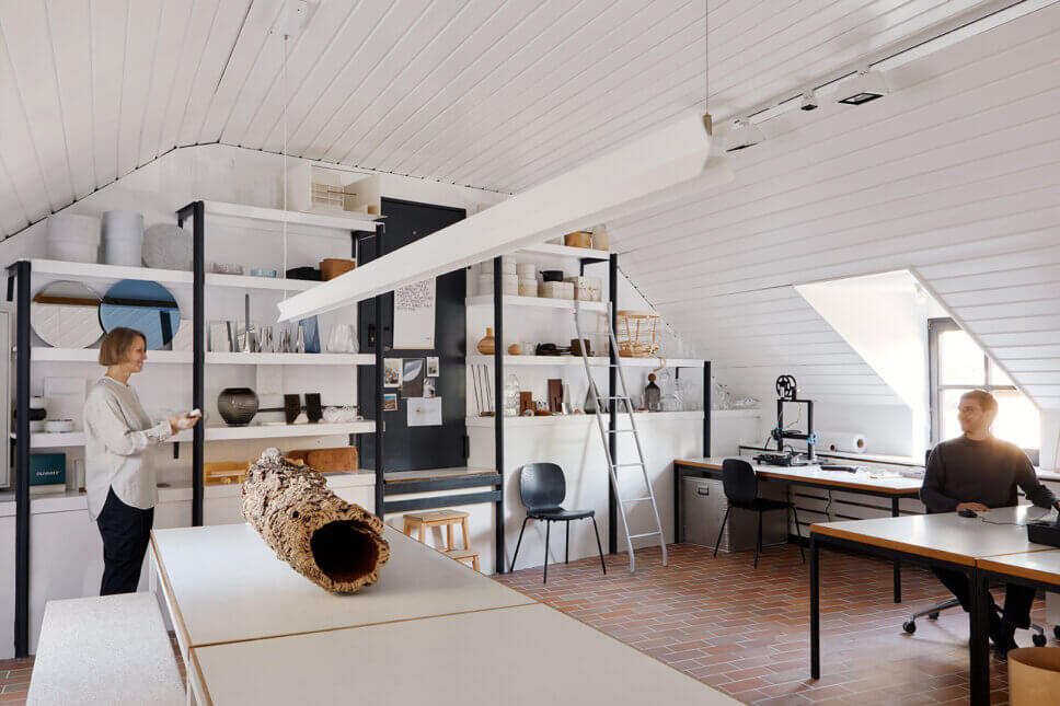 Designer in ihrem Atelier