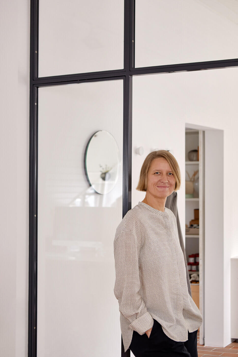 Designerin in ihrem Atelier