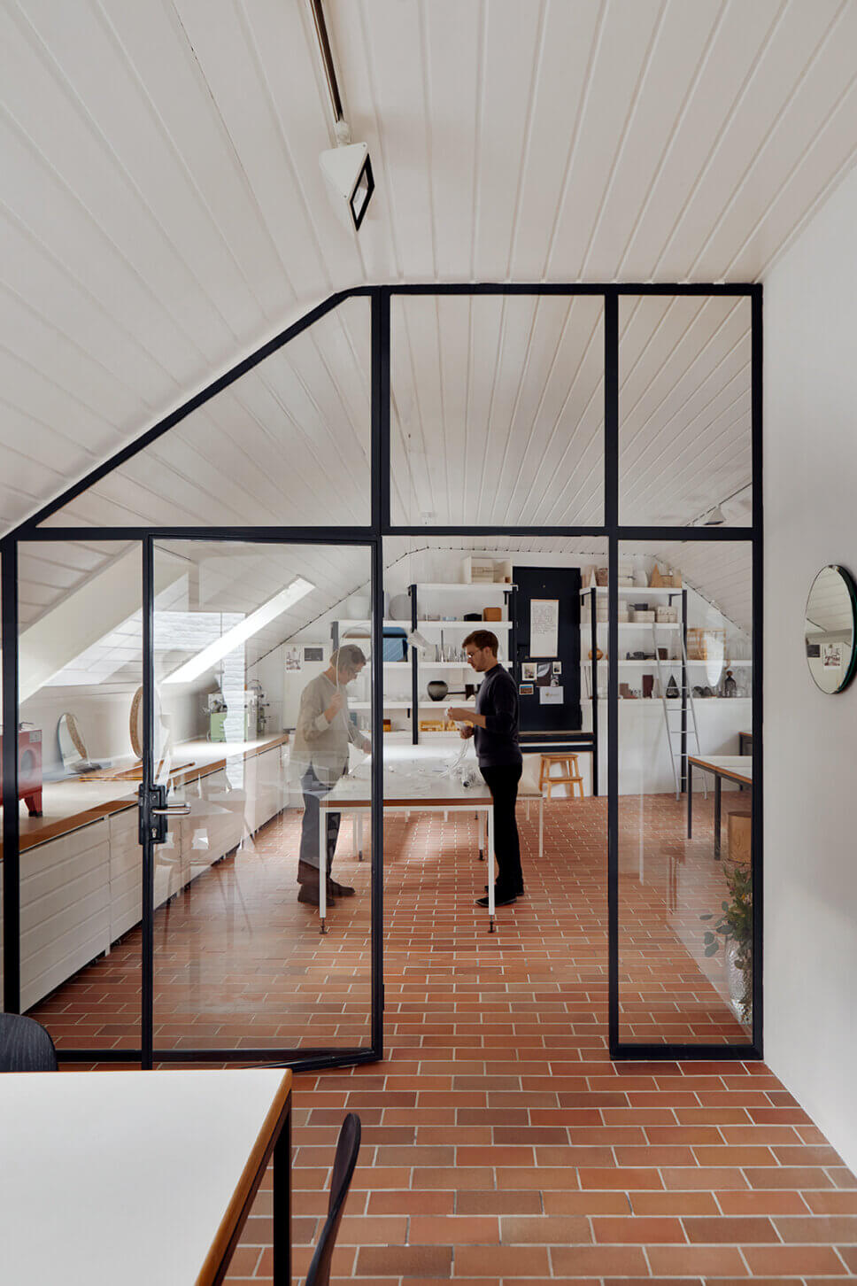 Designer erproben eine Hängelampe in ihrem Atelier