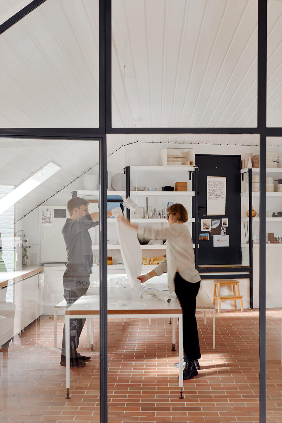 Designer erproben eine Hängelampe in ihrem Atelier