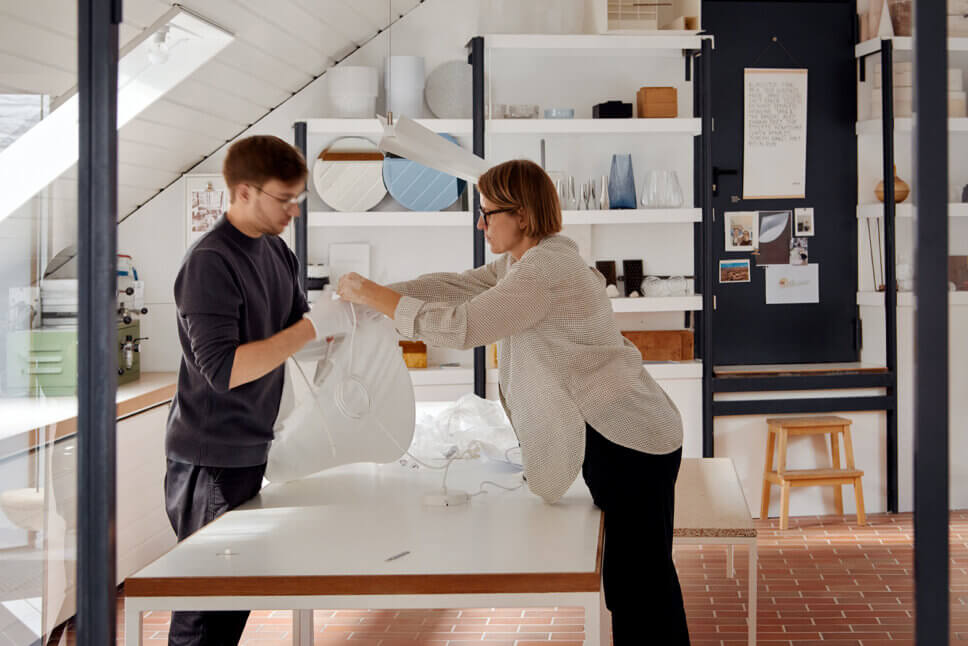 Designer erproben eine Hängelampe in ihrem Atelier