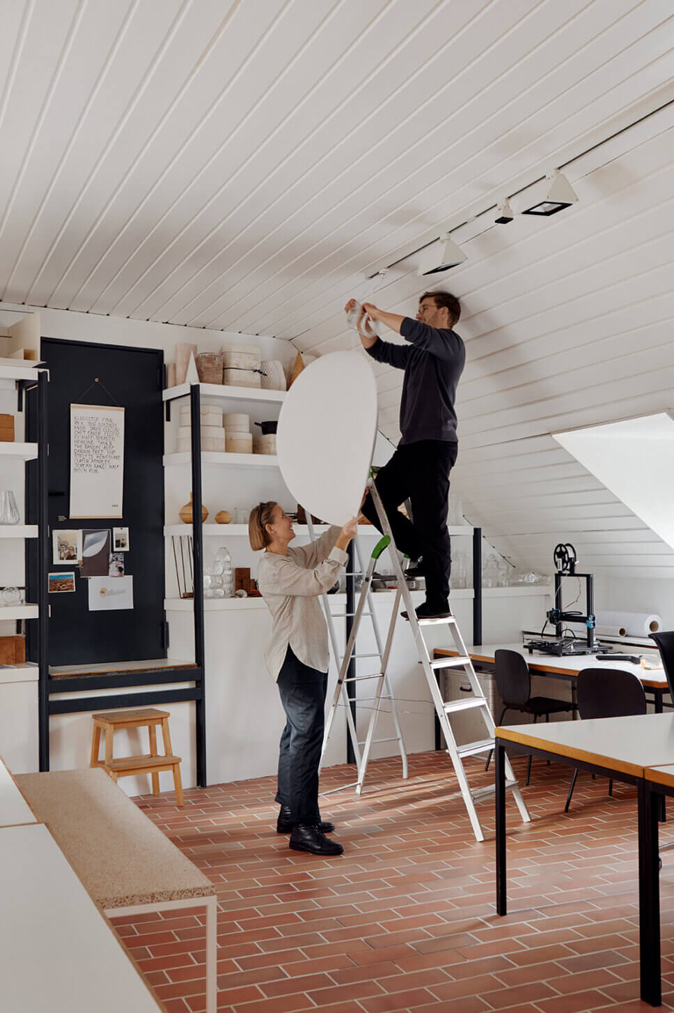 Designer erproben eine Hängelampe in ihrem Atelier