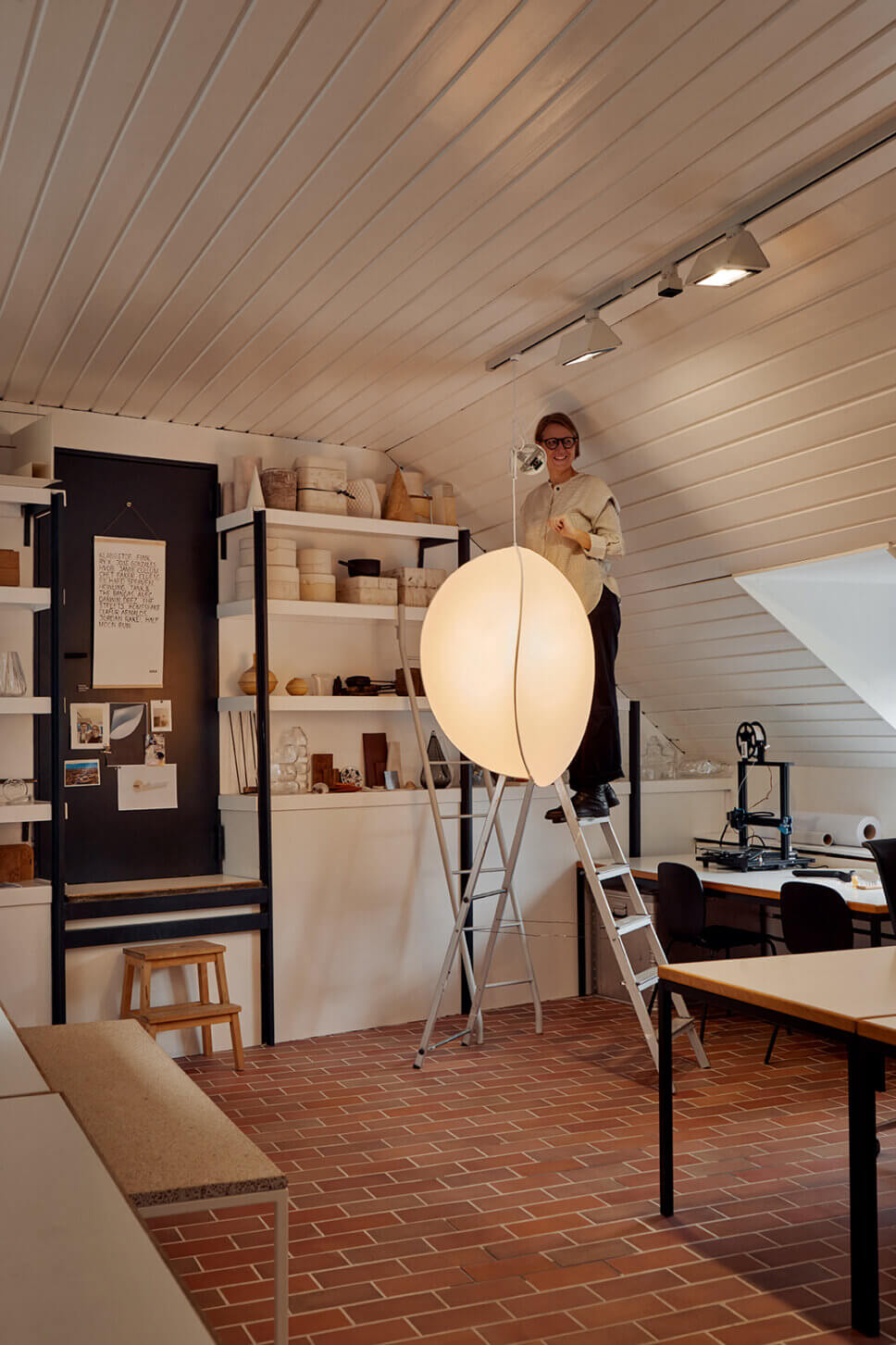 Designer erproben eine Hängelampe in ihrem Atelier