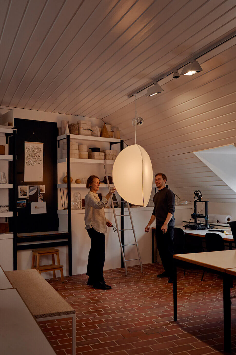 Designer erproben eine Hängelampe in ihrem Atelier