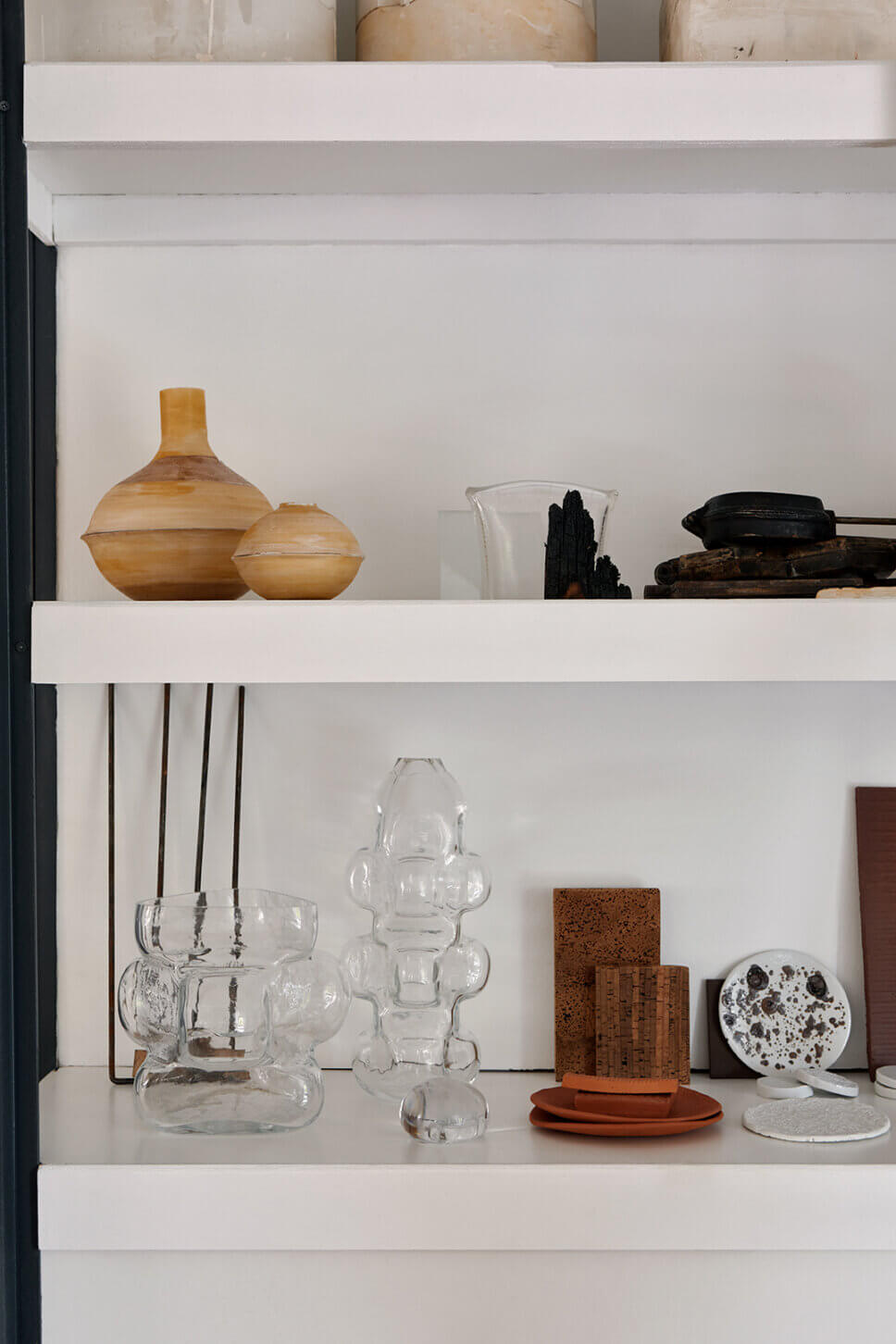 Regal mit Prototypen im Atelier eines Designer-Duos