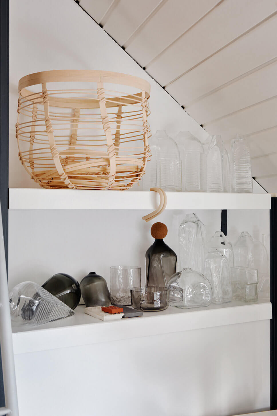 Regal mit Prototypen im Atelier eines Designer-Duos