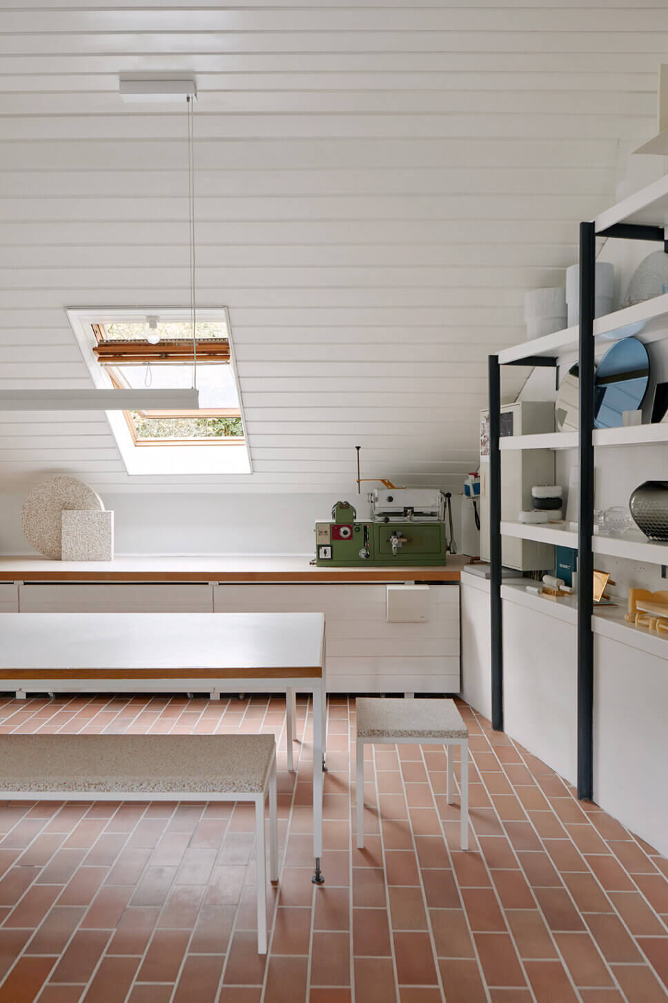 Regal mit Prototypen im Atelier eines Designer-Duos