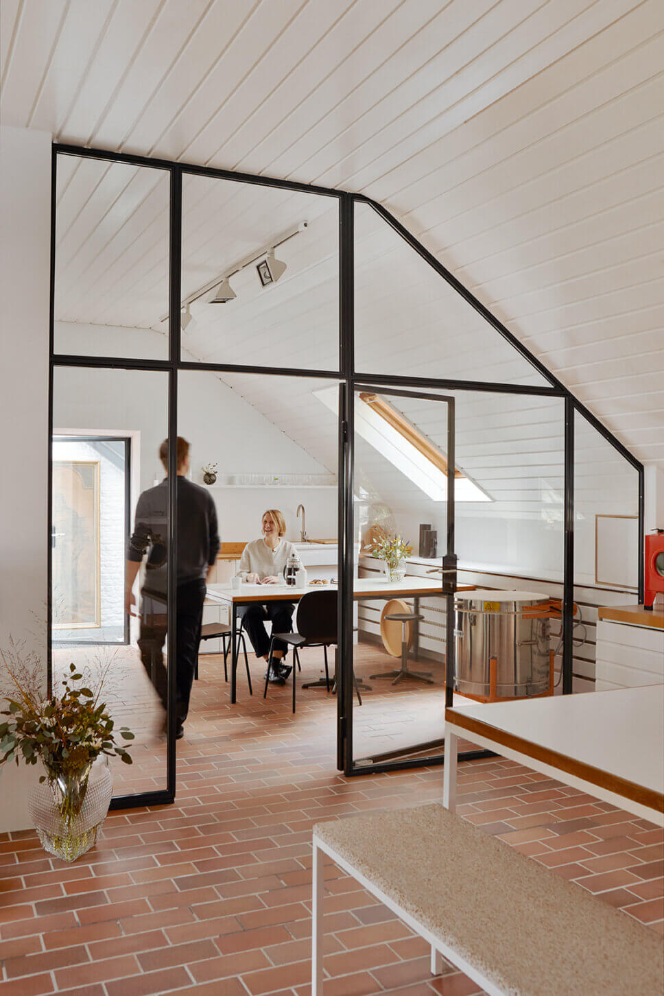 Designer in ihrem Atelier