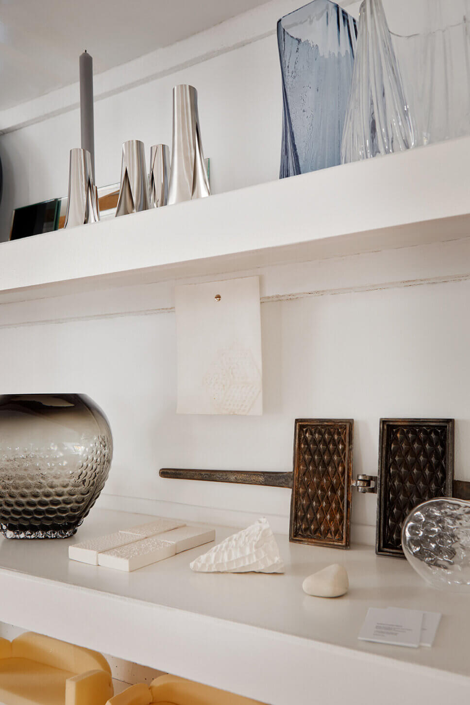 Regal mit Prototypen im Atelier eines Designer-Duos