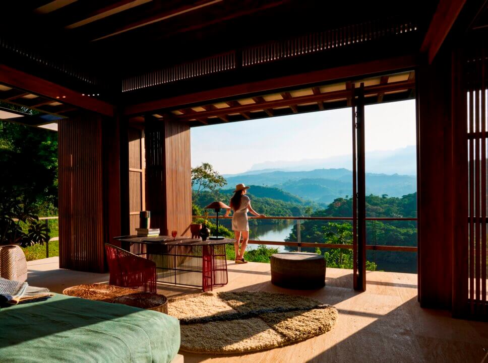 Moderner Gartenstuhl und Gartentisch als Schreibtisch im Schlafzimmer mit Panoramaaussicht