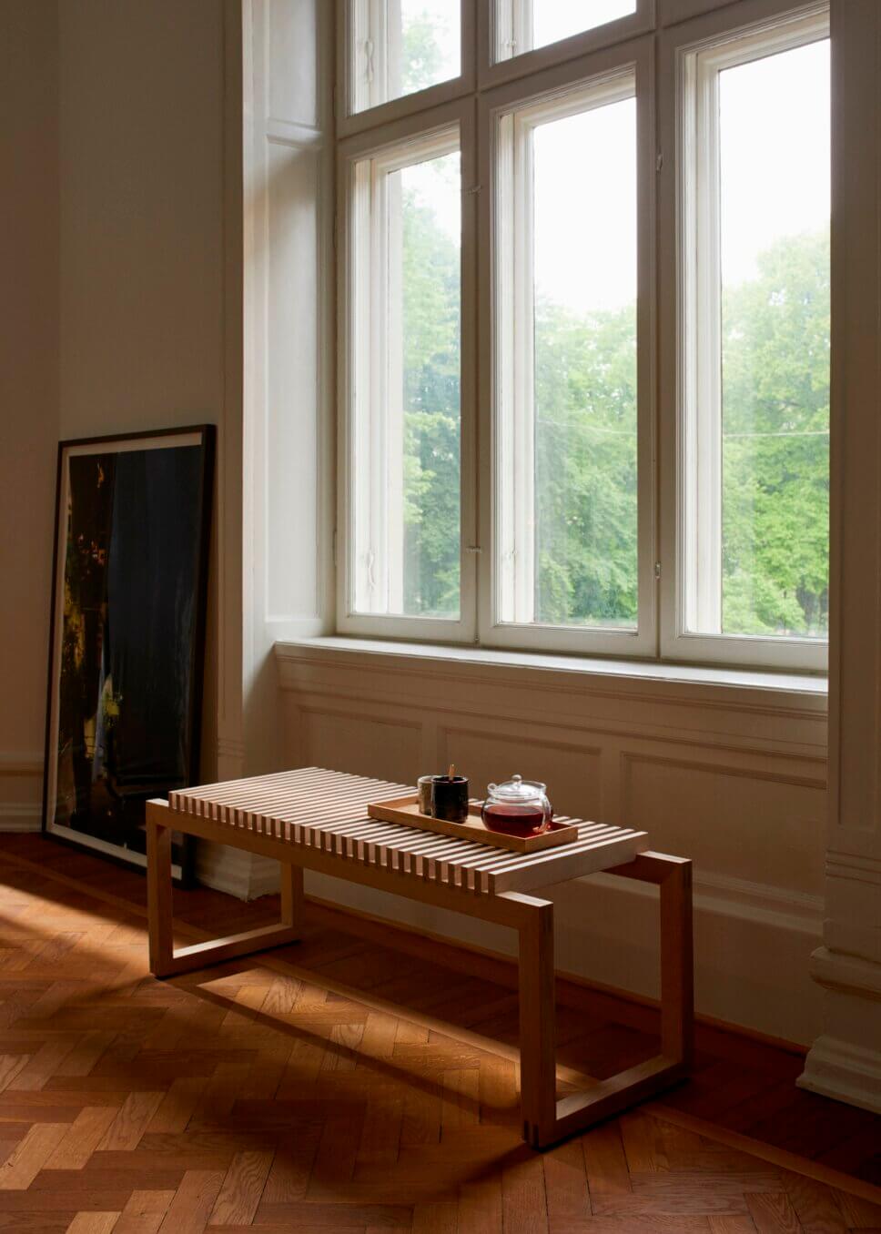 Moderne Gartenbank im Wohnzimmer vor Fenster