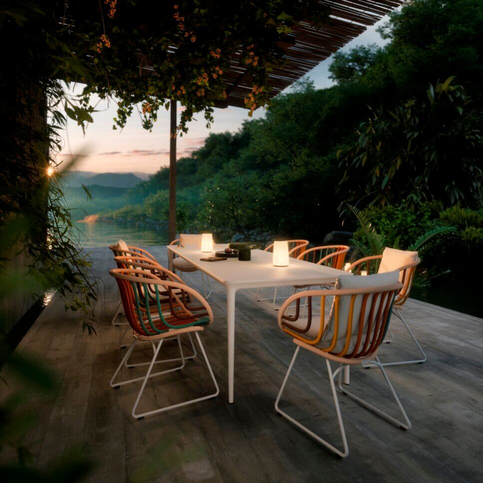 Moderne Gartenstühle und Gartentisch auf Terrasse