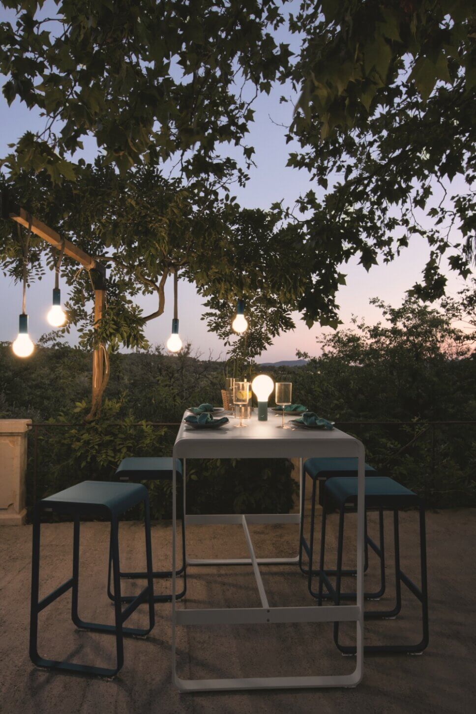 Moderne Barhocker mit Tisch auf Terrasse