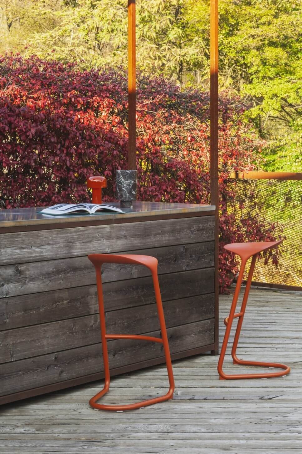 Moderne Barhocker auf Terrasse