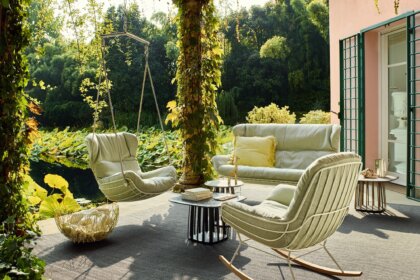 Moderne Gartensessel und Outdoorsofa auf Terrasse