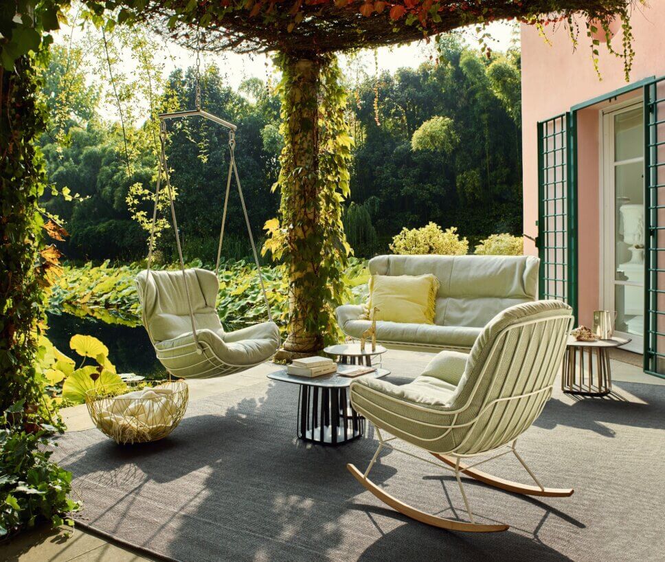 Moderne Gartensessel und Outdoorsofa auf Terrasse