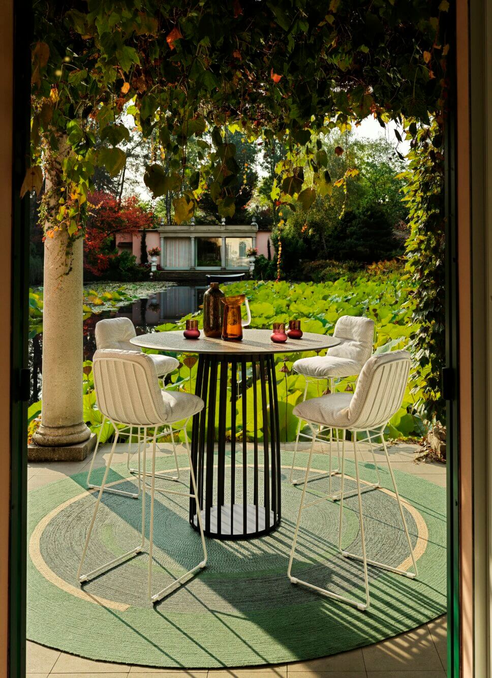 Moderne Barhocker mit Tisch auf Terrasse