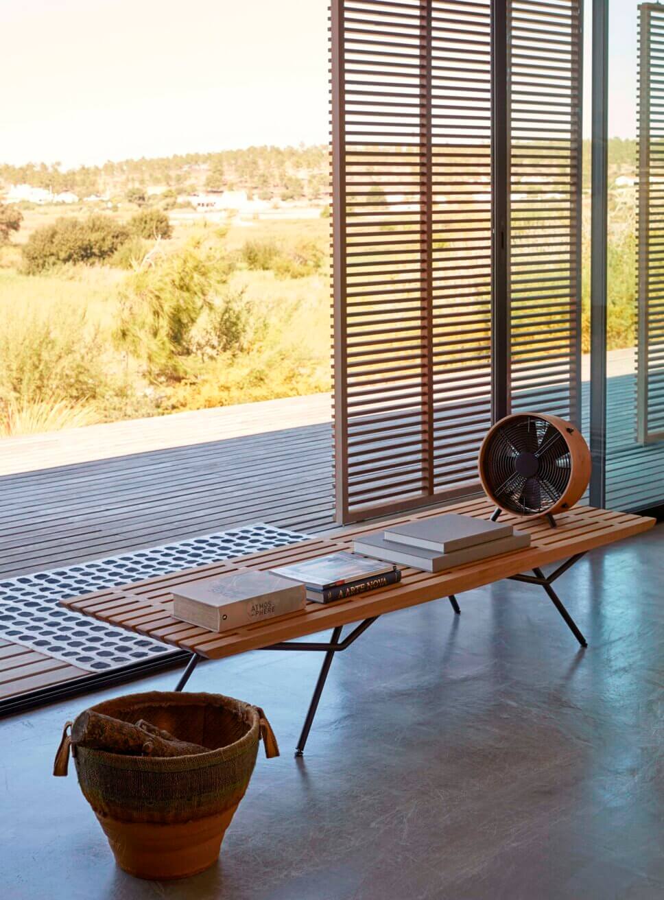 Moderne Gartenbank im Wohnzimmer vor Terrassentür