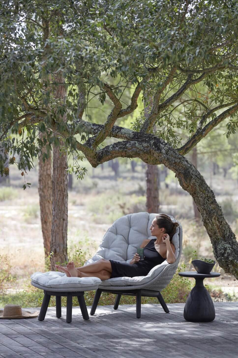 Moderner Gartensessel auf Terrasse